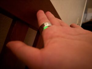 オーラリングは緑に光って測定してくれている。